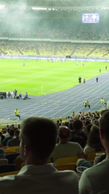 Maç boyunca stadyumdaki taraftarlar. Dikey video