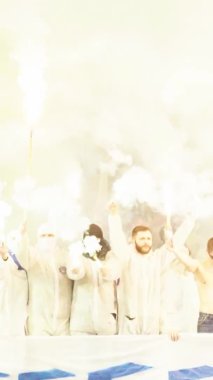 Maç boyunca stadyumdaki taraftarlar. Dikey video