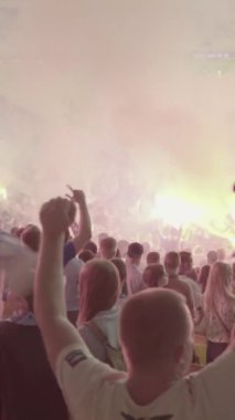 Maç boyunca stadyumdaki taraftarlar. Dikey video