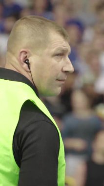 Maç boyunca stadyumdaki taraftarlar. Dikey video