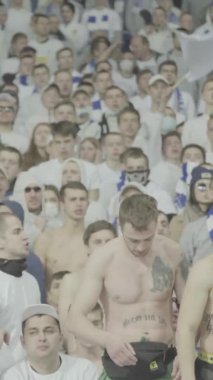 Maç boyunca stadyumdaki taraftarlar. Dikey video