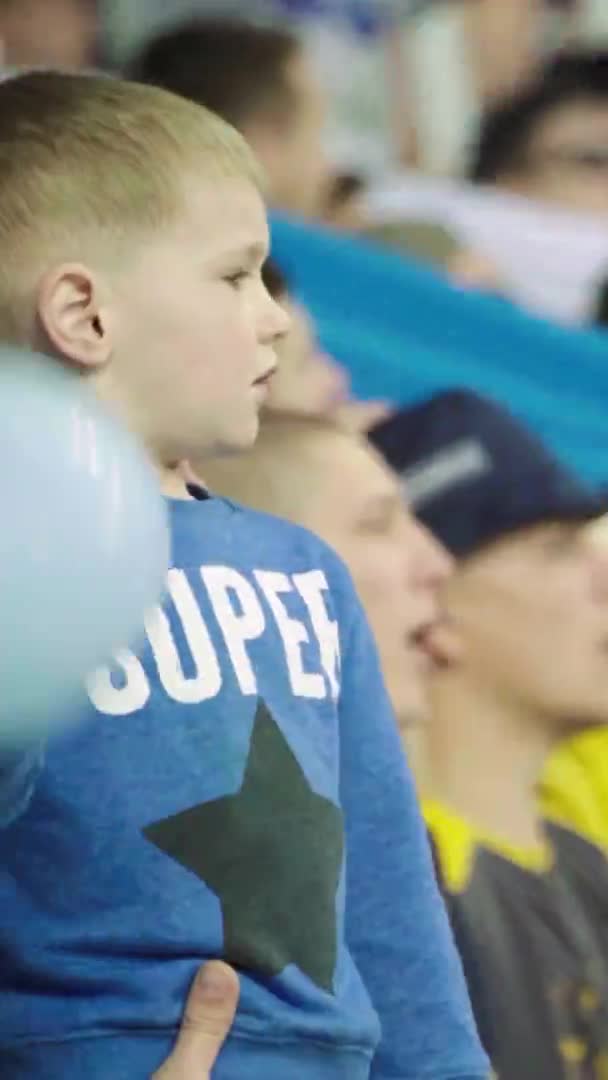 Fãs no estádio durante o jogo. Vídeo vertical — Vídeo de Stock