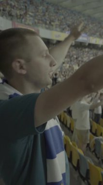 Maç boyunca stadyumdaki taraftarlar. Dikey video
