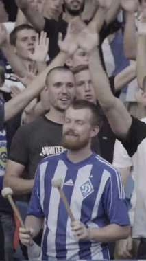 Maç boyunca stadyumdaki taraftarlar. Dikey video