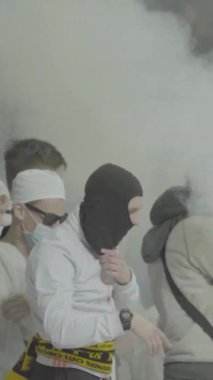 Maç boyunca stadyumdaki taraftarlar. Dikey video