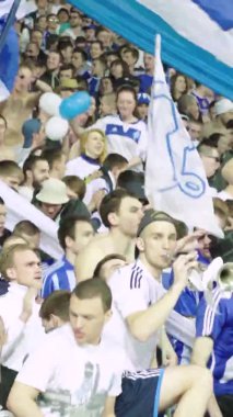 Maç boyunca stadyumdaki taraftarlar. Dikey video