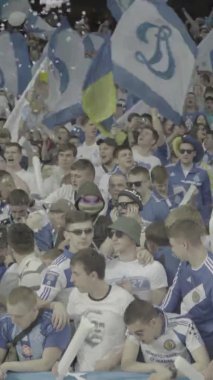 Maç boyunca stadyumdaki taraftarlar. Dikey video