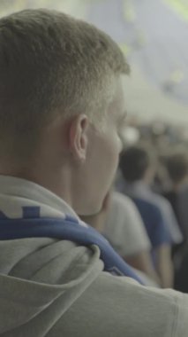 Maç boyunca stadyumdaki taraftarlar. Dikey video