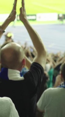 Maç boyunca stadyumdaki taraftarlar. Dikey video