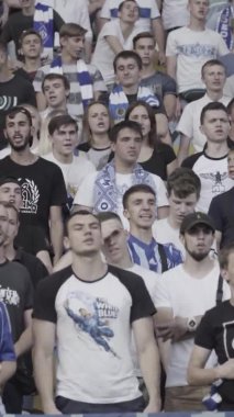 Maç boyunca stadyumdaki taraftarlar. Dikey video