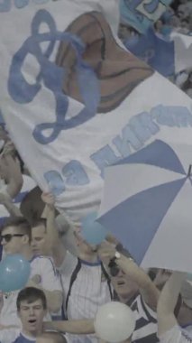 Maç boyunca stadyumdaki taraftarlar. Dikey video