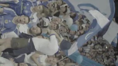 Maç boyunca stadyumdaki taraftarlar. Dikey video