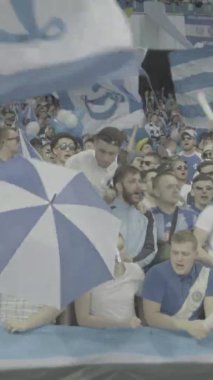 Maç boyunca stadyumdaki taraftarlar. Dikey video