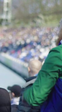 Maç boyunca stadyumdaki taraftarlar. Dikey video