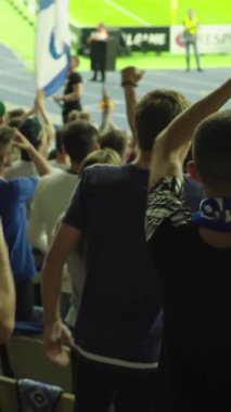 Maç boyunca stadyumdaki taraftarlar. Dikey video