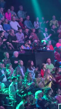 TV stüdyosundaki izleyiciler bir TV şovu kaydederken. Dikey video