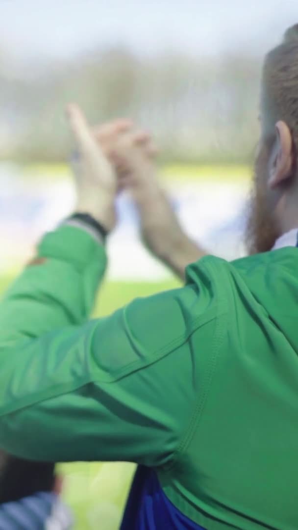 Aficionados en el estadio durante el partido. Vídeo vertical — Vídeo de stock