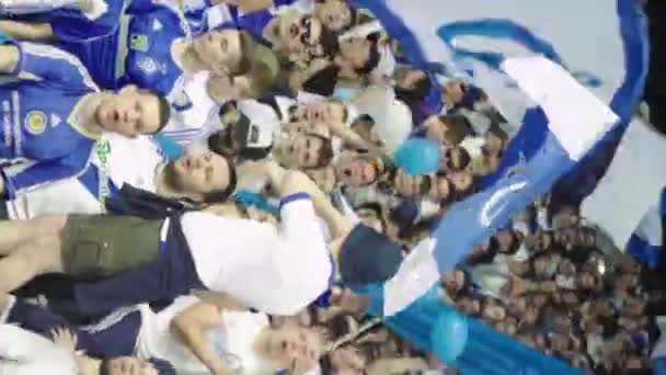 Aficionados en el estadio durante el partido. Vídeo vertical — Vídeo de stock