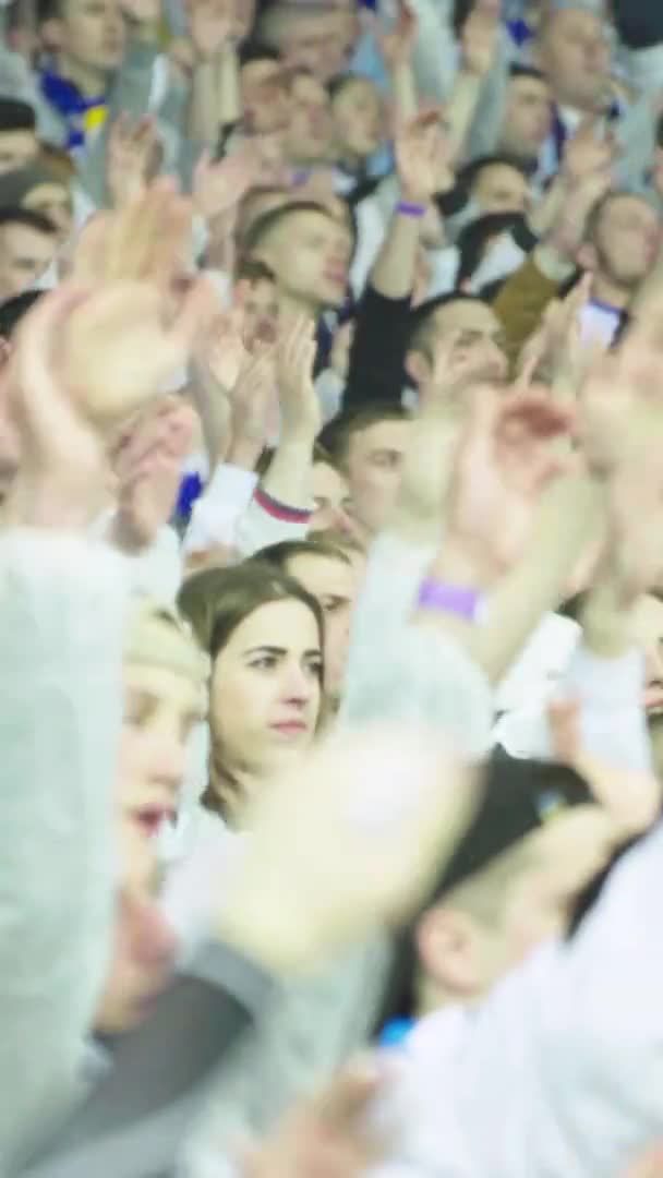 Fãs no estádio durante o jogo. Vídeo vertical — Vídeo de Stock