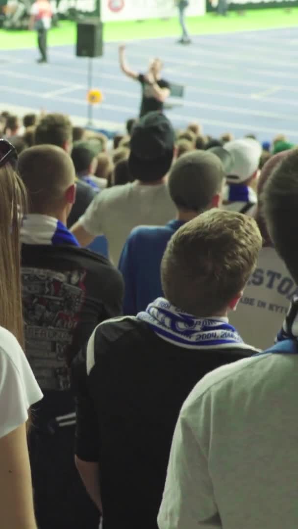 Aficionados en el estadio durante el partido. Vídeo vertical — Vídeo de stock