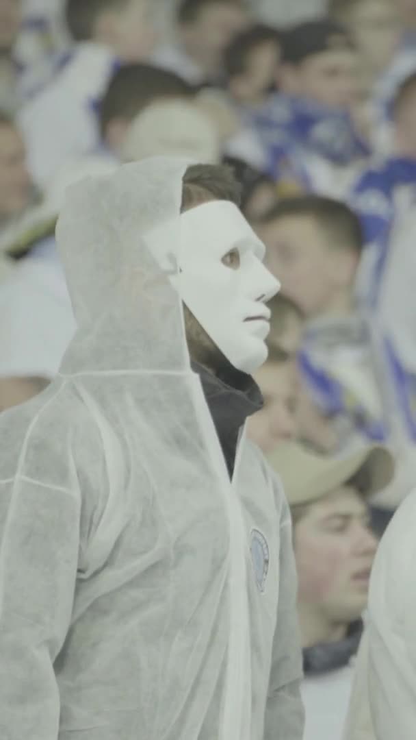 Fans in het stadion tijdens de wedstrijd. Verticale video — Stockvideo