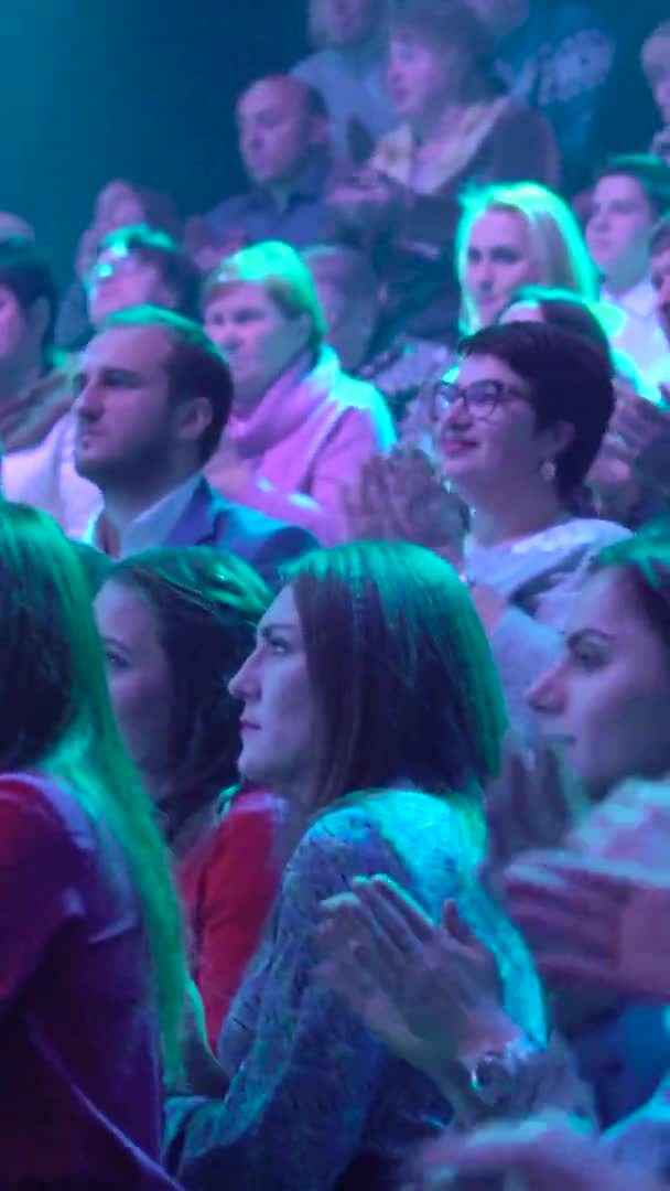 Mensen kijken in een tv-studio terwijl ze een tv-show opnemen. Verticale video — Stockvideo