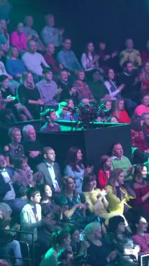 TV stüdyosundaki izleyiciler bir TV şovu kaydederken. Dikey video