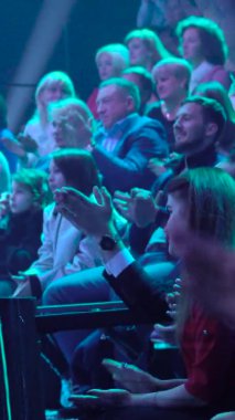 TV stüdyosundaki izleyiciler bir TV şovu kaydederken. Dikey video