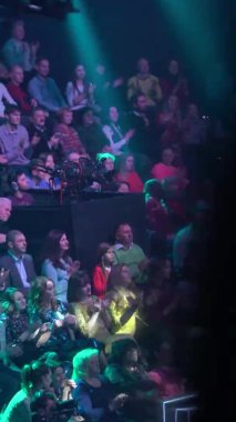 TV stüdyosundaki izleyiciler bir TV şovu kaydederken. Dikey video