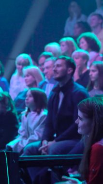 TV stüdyosundaki izleyiciler bir TV şovu kaydederken. Dikey video