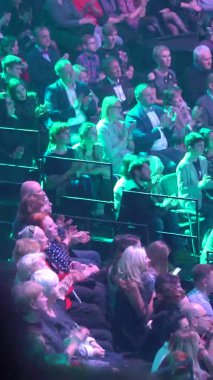 TV stüdyosundaki izleyiciler bir TV şovu kaydederken. Dikey video