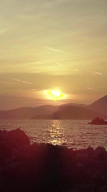 Karadağ kıyısı yakınlarındaki Akdeniz 'in akşam deniz manzarası. Dikey video