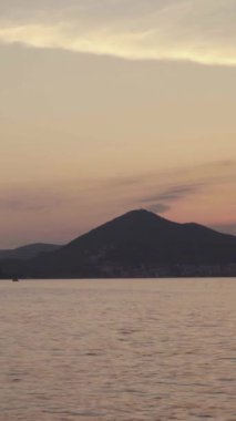 Karadağ kıyısı yakınlarındaki Akdeniz 'in akşam deniz manzarası. Dikey video
