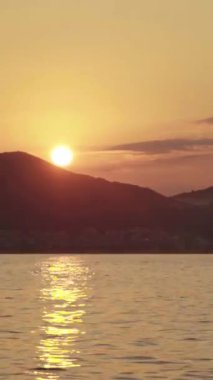 Karadağ kıyısı yakınlarındaki Akdeniz 'in akşam deniz manzarası. Dikey video