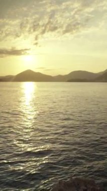Karadağ kıyısı yakınlarındaki Akdeniz 'in akşam deniz manzarası. Dikey video