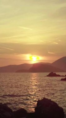 Karadağ kıyısı yakınlarındaki Akdeniz 'in akşam deniz manzarası. Dikey video