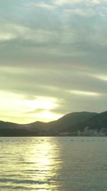 Karadağ kıyısı yakınlarındaki Akdeniz 'in akşam deniz manzarası. Dikey video