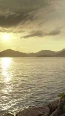 Karadağ kıyısı yakınlarındaki Akdeniz 'in akşam deniz manzarası. Dikey video