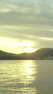 Karadağ kıyısı yakınlarındaki Akdeniz 'in akşam deniz manzarası. Dikey video