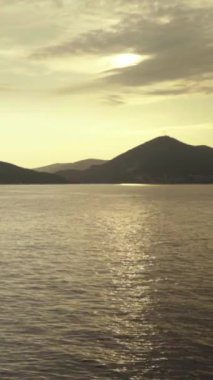 Karadağ kıyısı yakınlarındaki Akdeniz 'in akşam deniz manzarası. Dikey video
