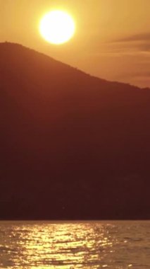 Karadağ kıyısı yakınlarındaki Akdeniz 'in akşam deniz manzarası. Dikey video
