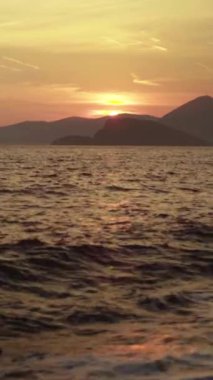 Karadağ kıyısı yakınlarındaki Akdeniz 'in akşam deniz manzarası. Dikey video