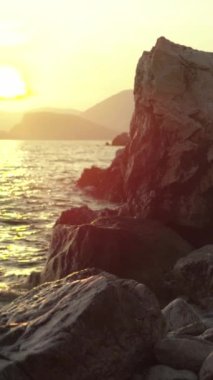 Karadağ kıyısı yakınlarındaki Akdeniz 'in akşam deniz manzarası. Dikey video