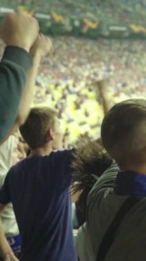 Maç boyunca stadyumdaki taraftarlar. Dikey video