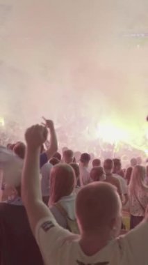 Maç boyunca stadyumdaki taraftarlar. Dikey video