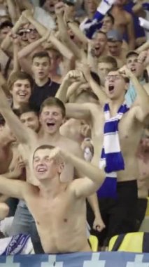 Maç boyunca stadyumdaki taraftarlar. Dikey video