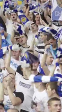 Maç boyunca stadyumdaki taraftarlar. Dikey video