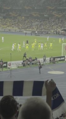 Maç boyunca stadyumdaki taraftarlar. Dikey video