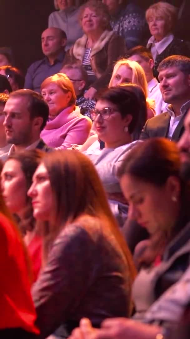 Personas espectadores en un estudio de televisión durante la grabación de un programa de televisión. Vídeo vertical — Vídeos de Stock