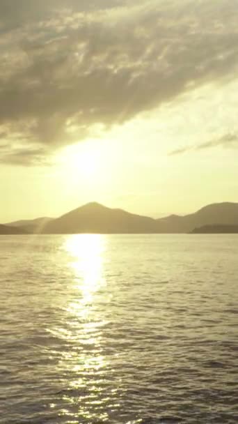 Večerní přímořská pláň Středozemního moře u pobřeží Černé Hory. Svislé video — Stock video